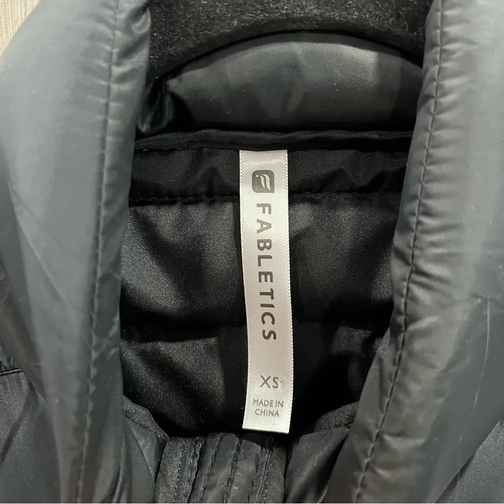 Fabletics Puffer Fenway Vest Black Zip Pockets Stand Up Collar - Image 3