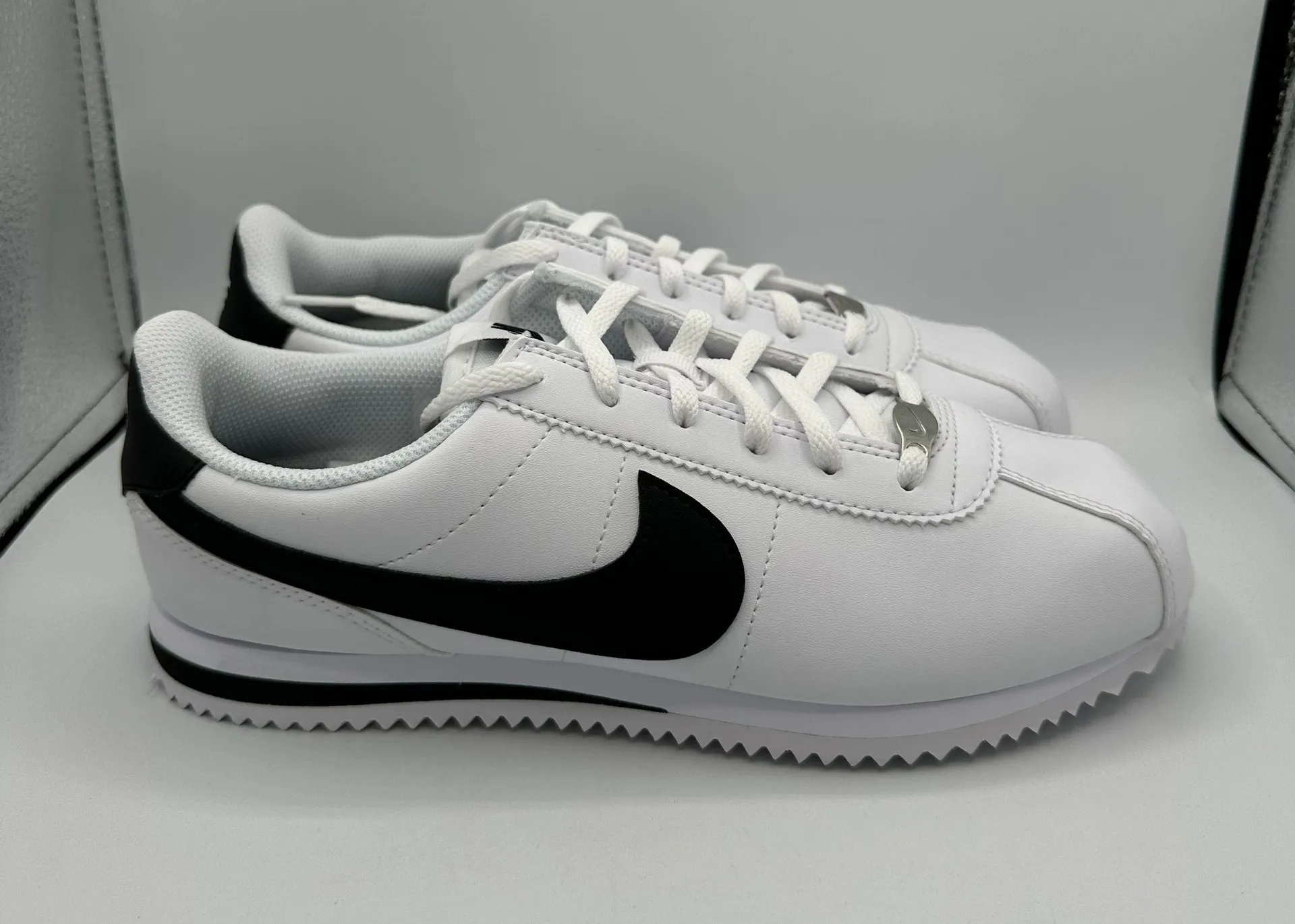 Cortez GS “White Black” Size 5.5y - Image 3