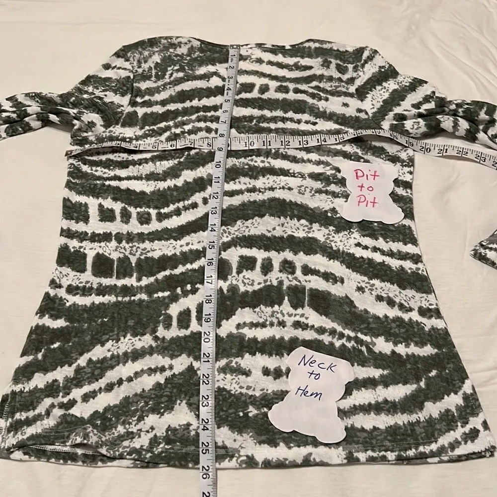 NWOT Belle by Kim Gravel LS V neck super soft lightweight green print T - Image 7