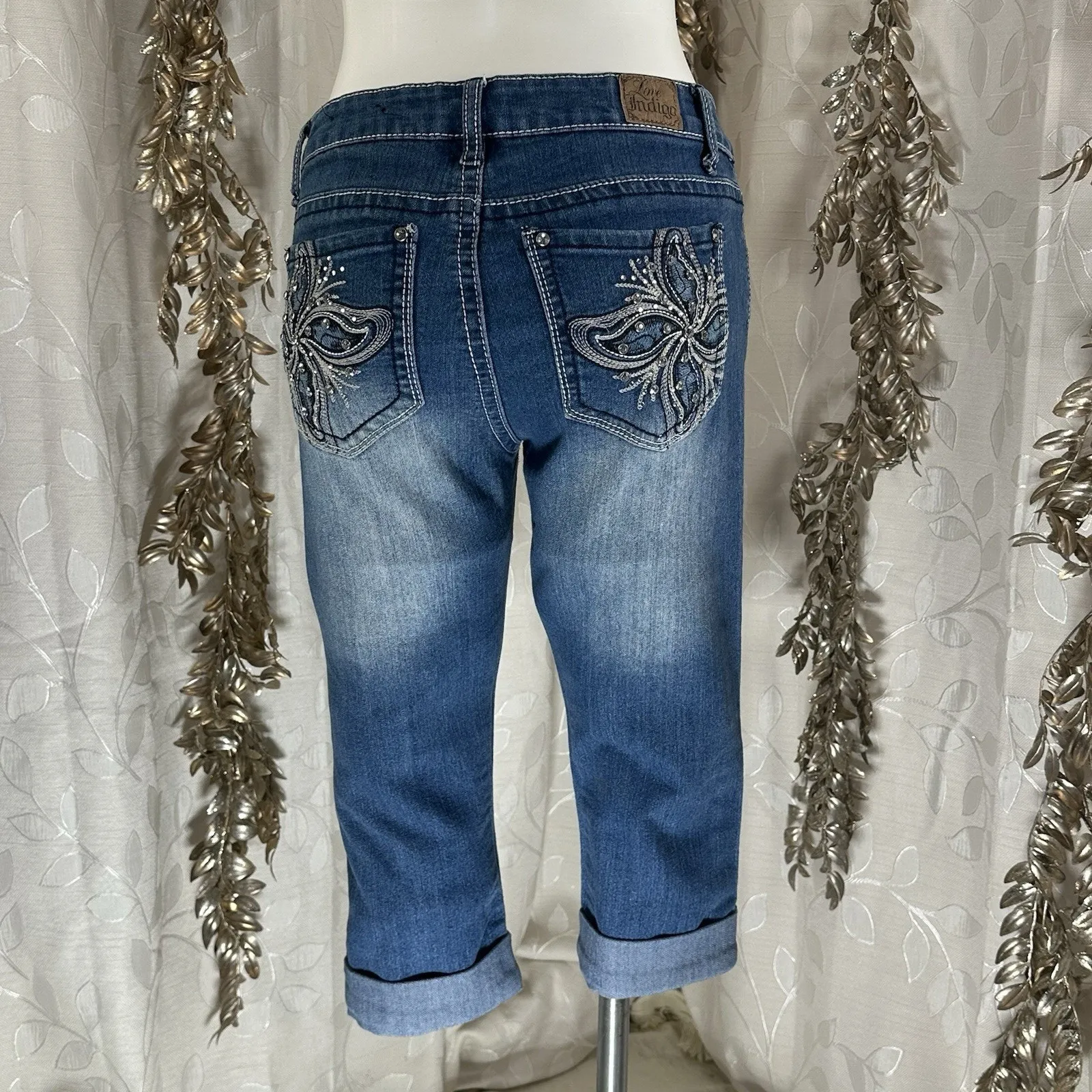 Love Indigo Jean Women's Size 6 Cuffed Capri Stretch Denim Bling Embroidery Pock - Image 6
