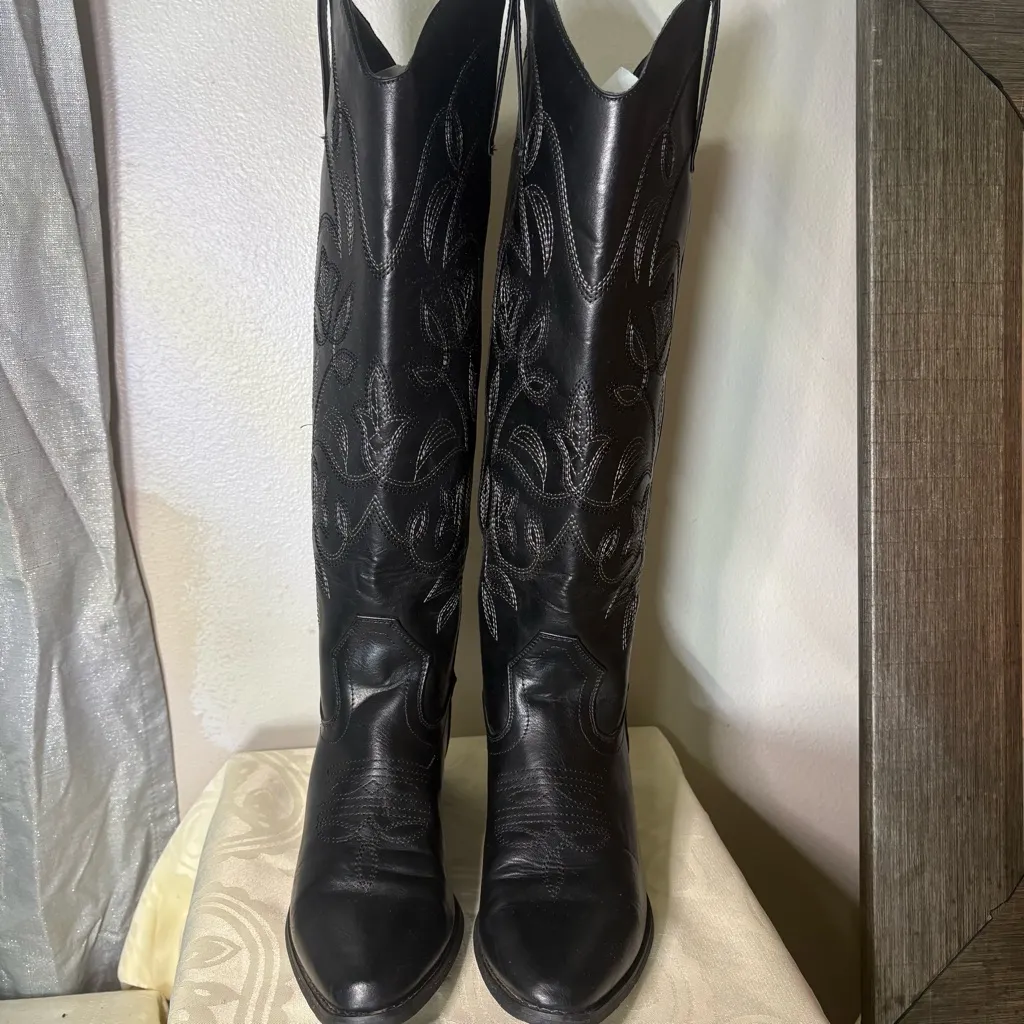 Elegant Black Embroidered Knee High, Heeled Boots Size 8 - Image 13