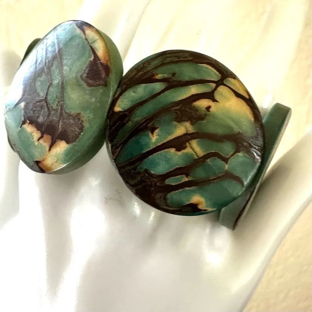 Handmade olive green Tagua nut disc elasticated bracelet - Image 8