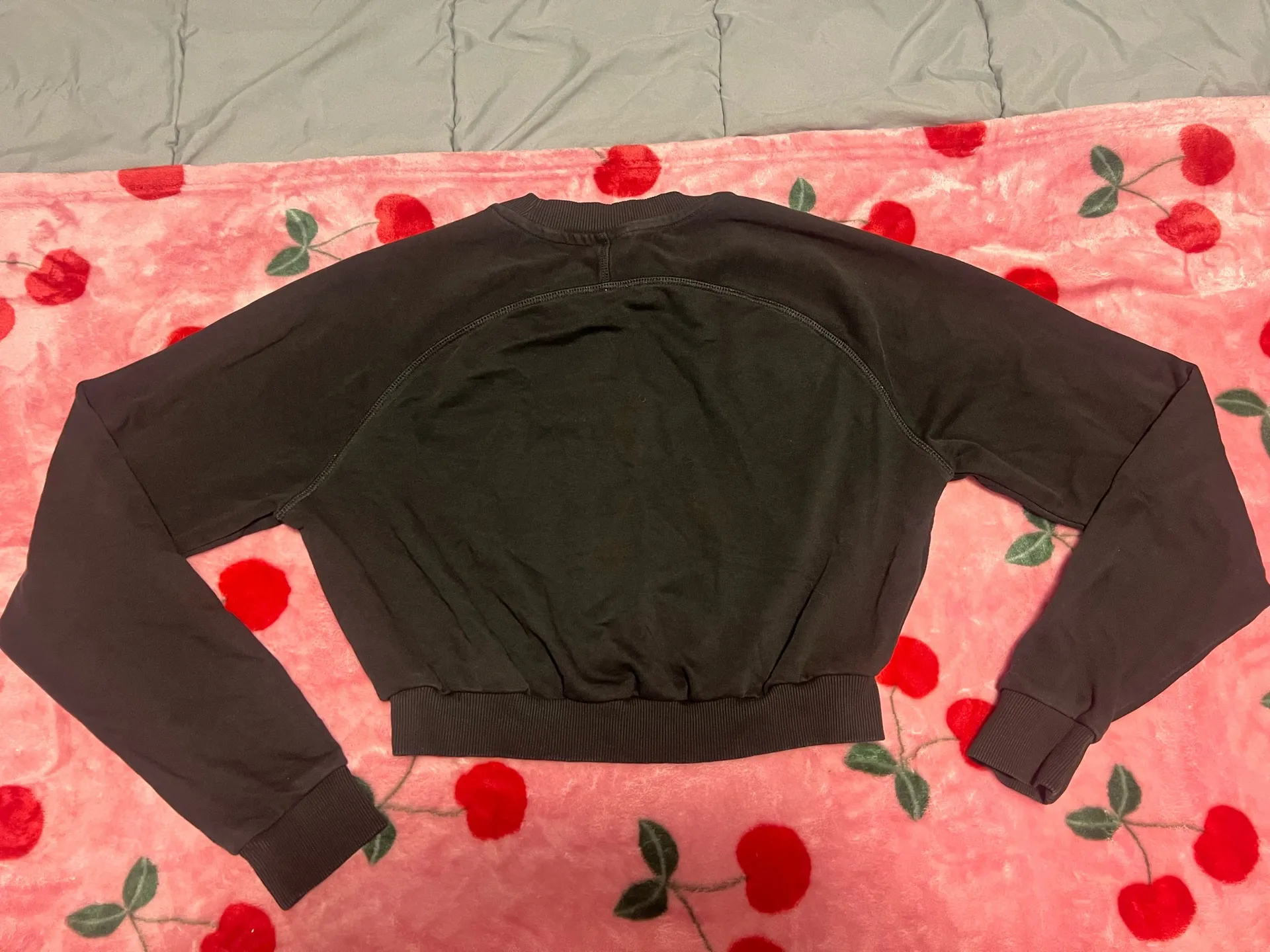 Gymshark Cropped Sweatshirt - Image 3