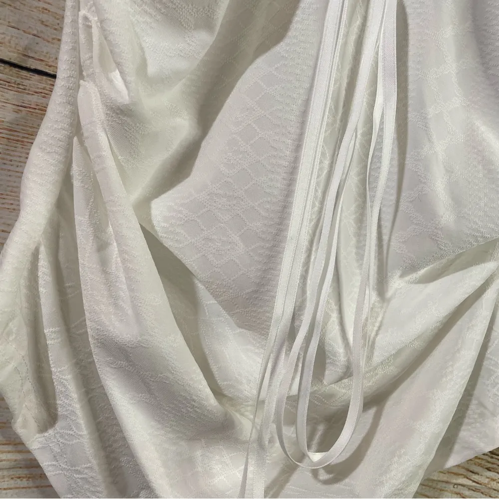 texture ruched pointed v-neck sleeveless knot front white top Size Medium - Image 8