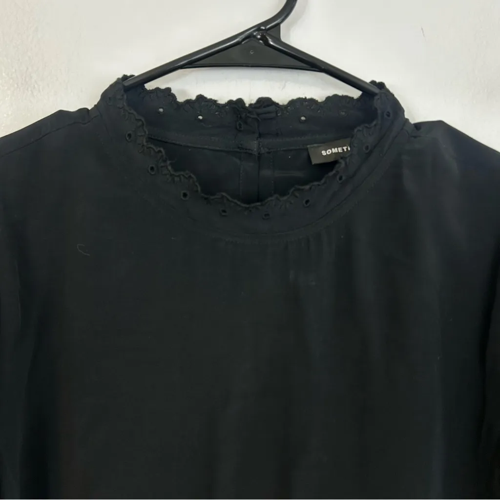 Something Navy Black Short Puff Sleeve MockEyelet Neck Blouse Size Small - Image 4