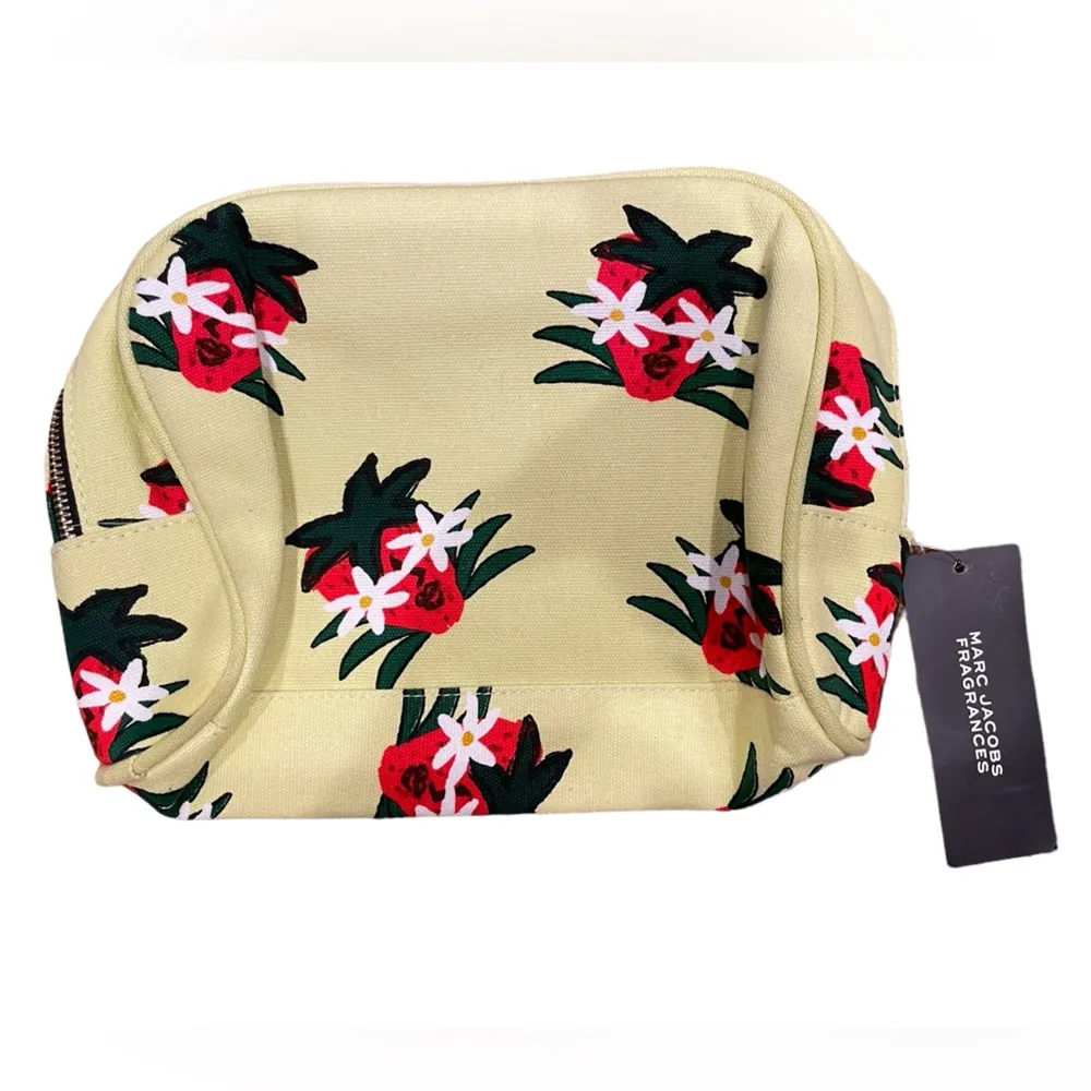 NWT! Marc Jacobs Fragrance Large Strawberry Pochette - Image 3