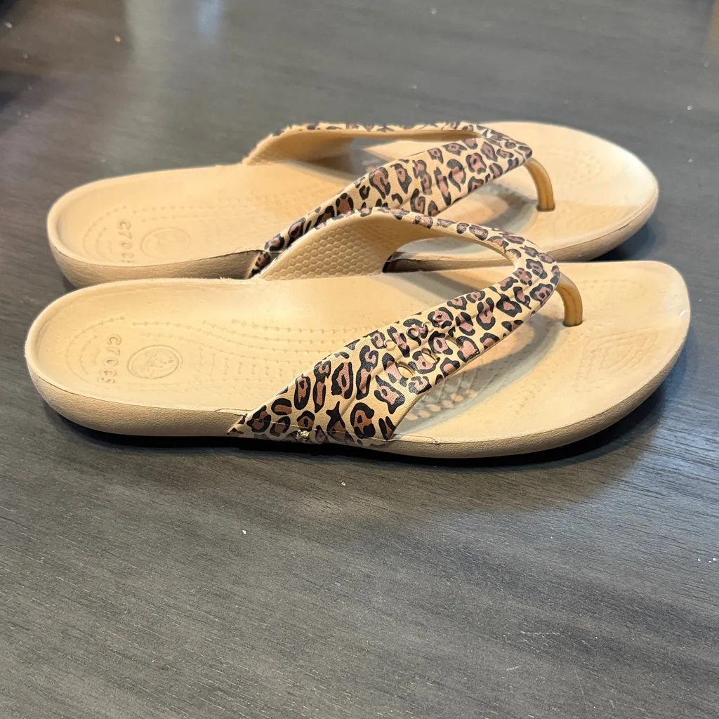 Women's Original CROCS Kadee II Leopard Flip Versatile Comfortable Size 7 EUC - Image 3