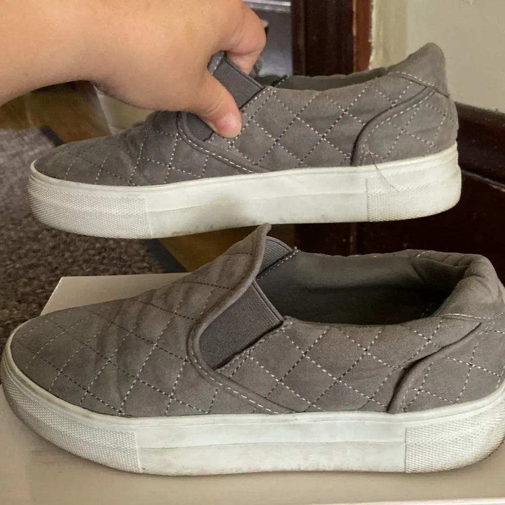JustFab grey quilted sneakers size 5.5 - Image 4