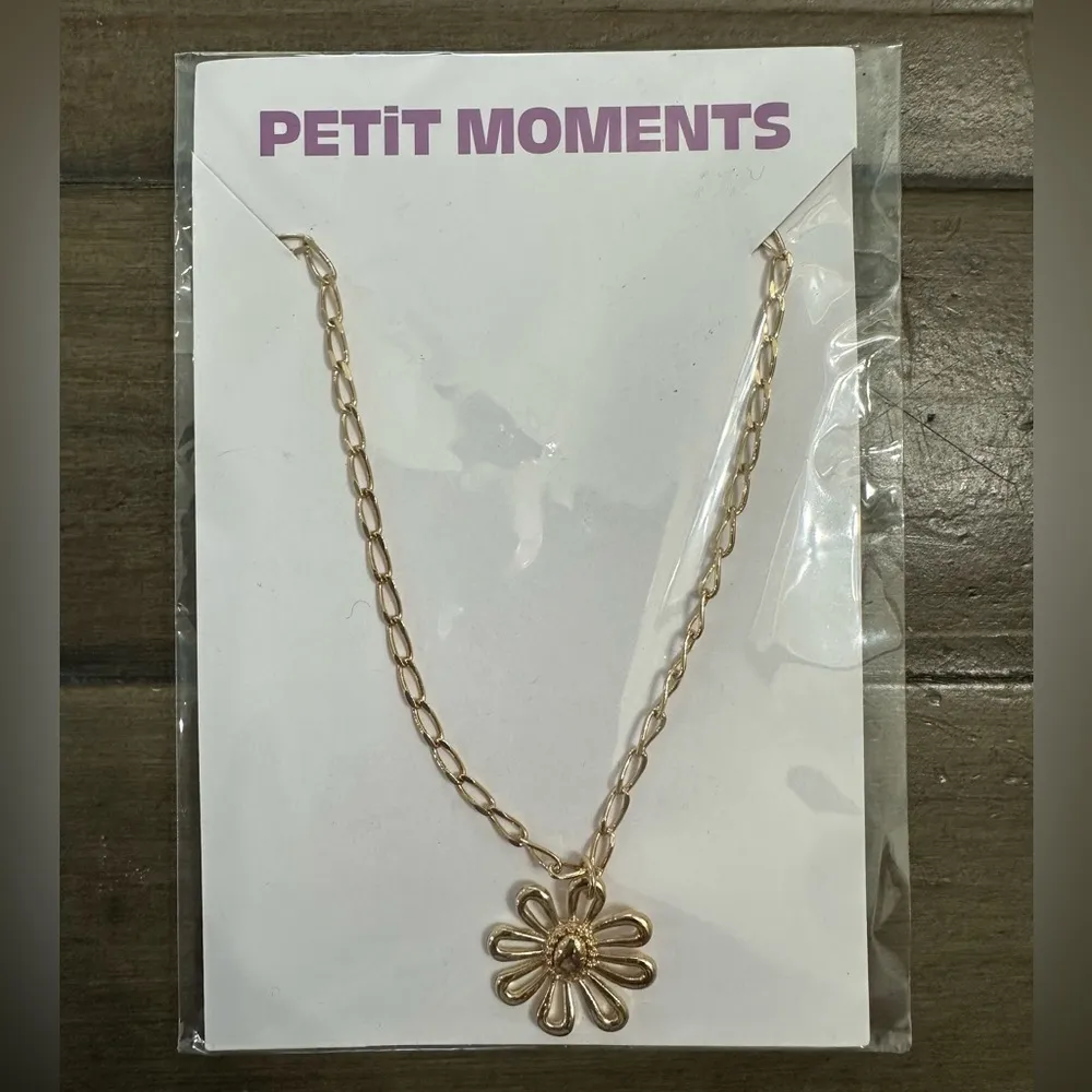 NWT Nordstrom petit moments Carol Flower Pendant Necklace in Gold plate - Image 5