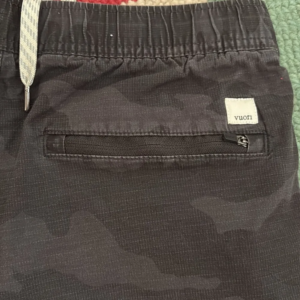 Vuori Ripstop Camo Black Shorts size x-small - Image 5