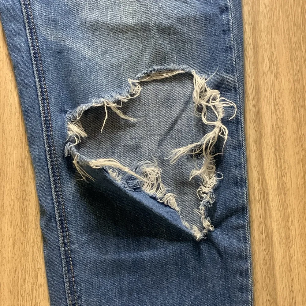 American Eagle High Rise Tomgirl Distressed Jeans! Size 4LONG - Image 7