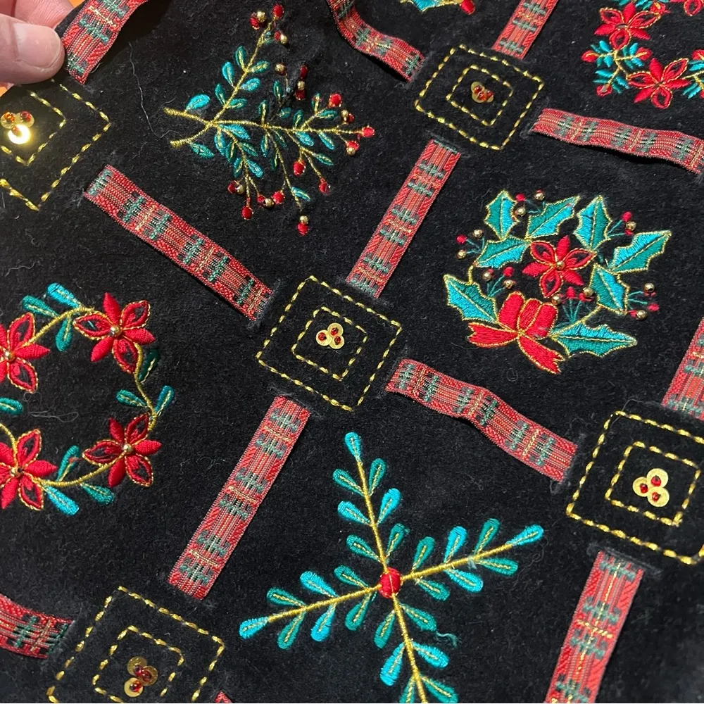 Vintage Velvet Christmas Vest knit buttons black Wreaths holly sequins medium - Image 9