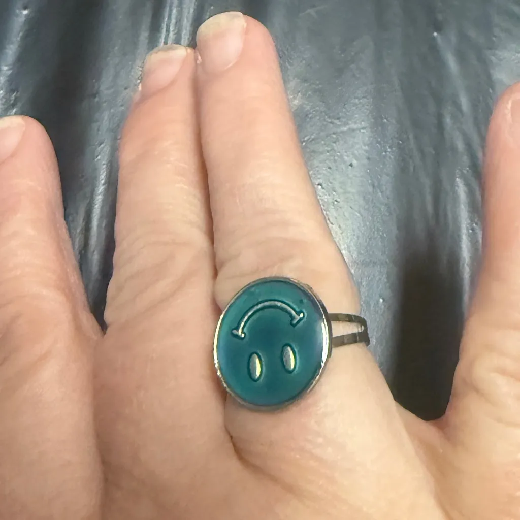 Smiley Face Mood Ring Green - Image 4
