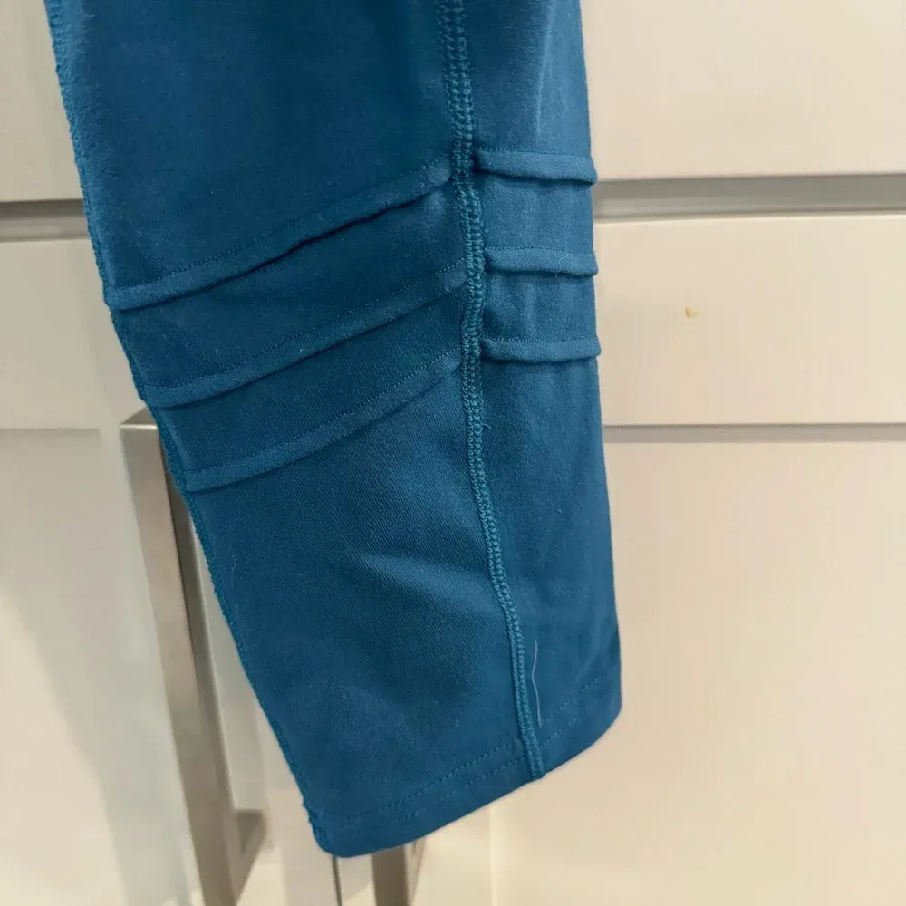 Oiselle Teal 7/8 Leggings with Mesh Panels Behind‎ Knees size 6 - Image 8