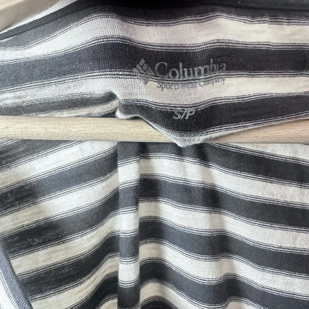 Columbia T Shirt Womens SP Gray Striped Long Sleeve Lightweight V Neck Pocket - Image 3