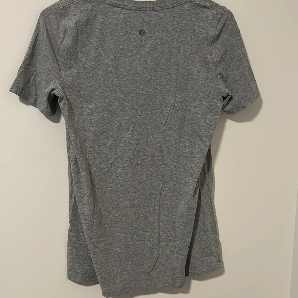 Lululemon Gray V Neck Shirt Size Small/6 - Image 2