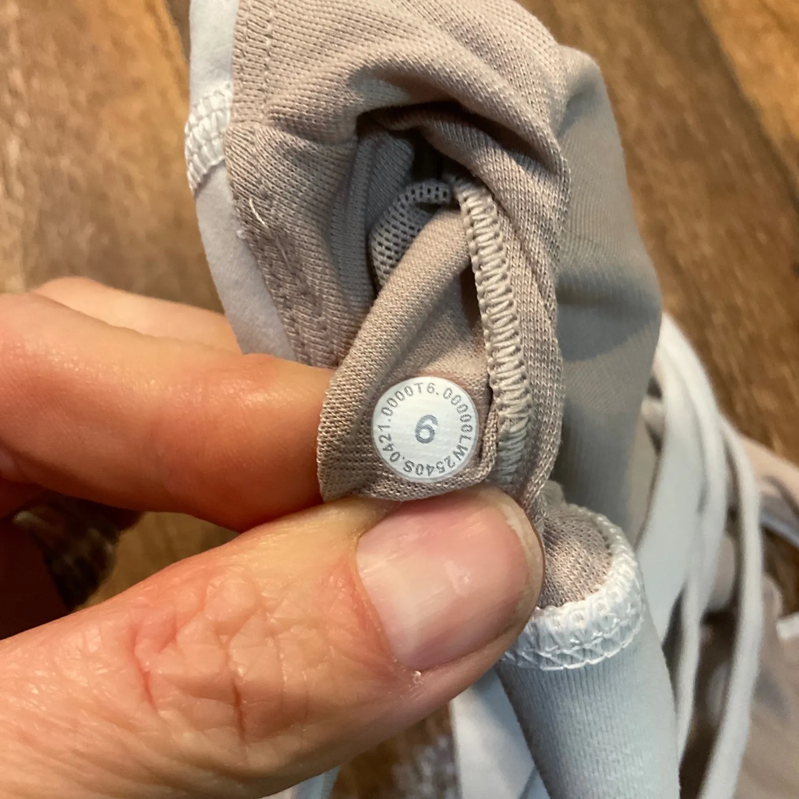 Lululemon Energy Sports Bra Size 6 White Criss Cross Back Workout Womens Athletc - Image 5