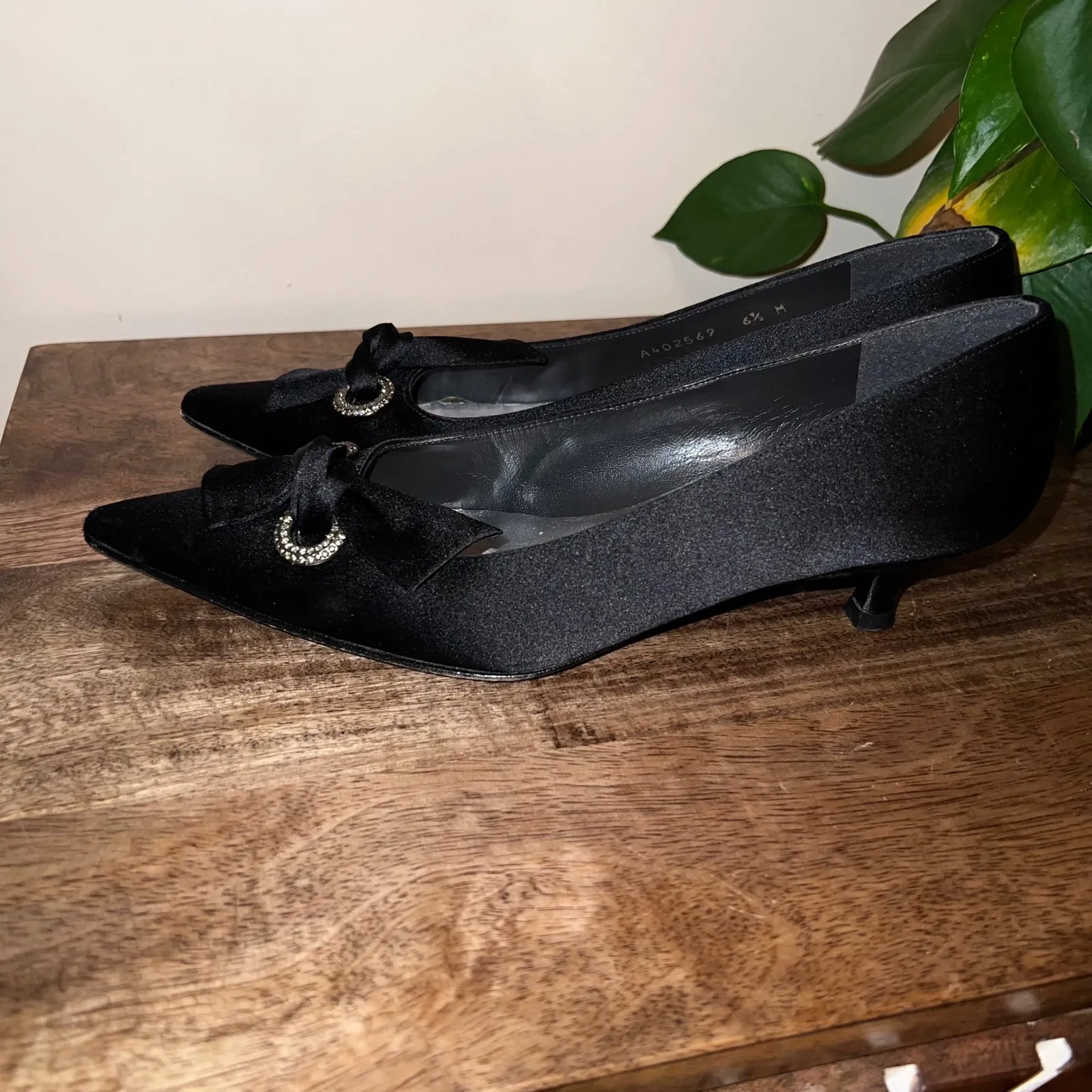 Stuart Weitzman  Womens 6.5 Lazo Black Satin Kitten Heel Pointed Toe Shoes Formal - Image 8