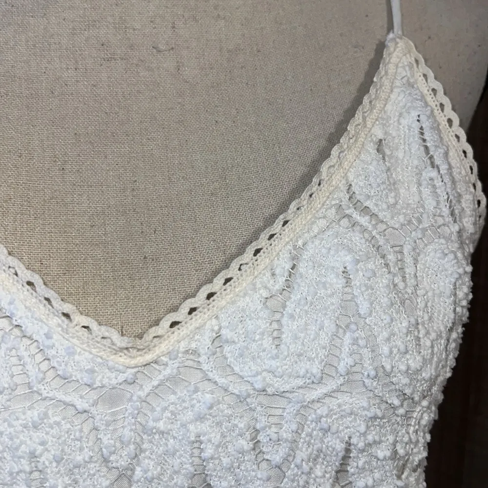 Lizard Thicket size medium sleeveless white v neck tank with adjustable straps - Image 2