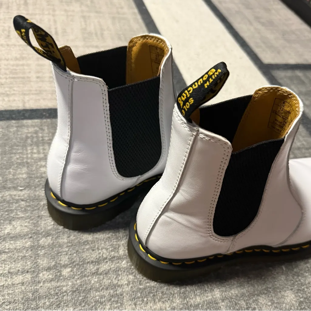 Doc Marten 2976 Smooth Leather Chelsea Boots - Image 3