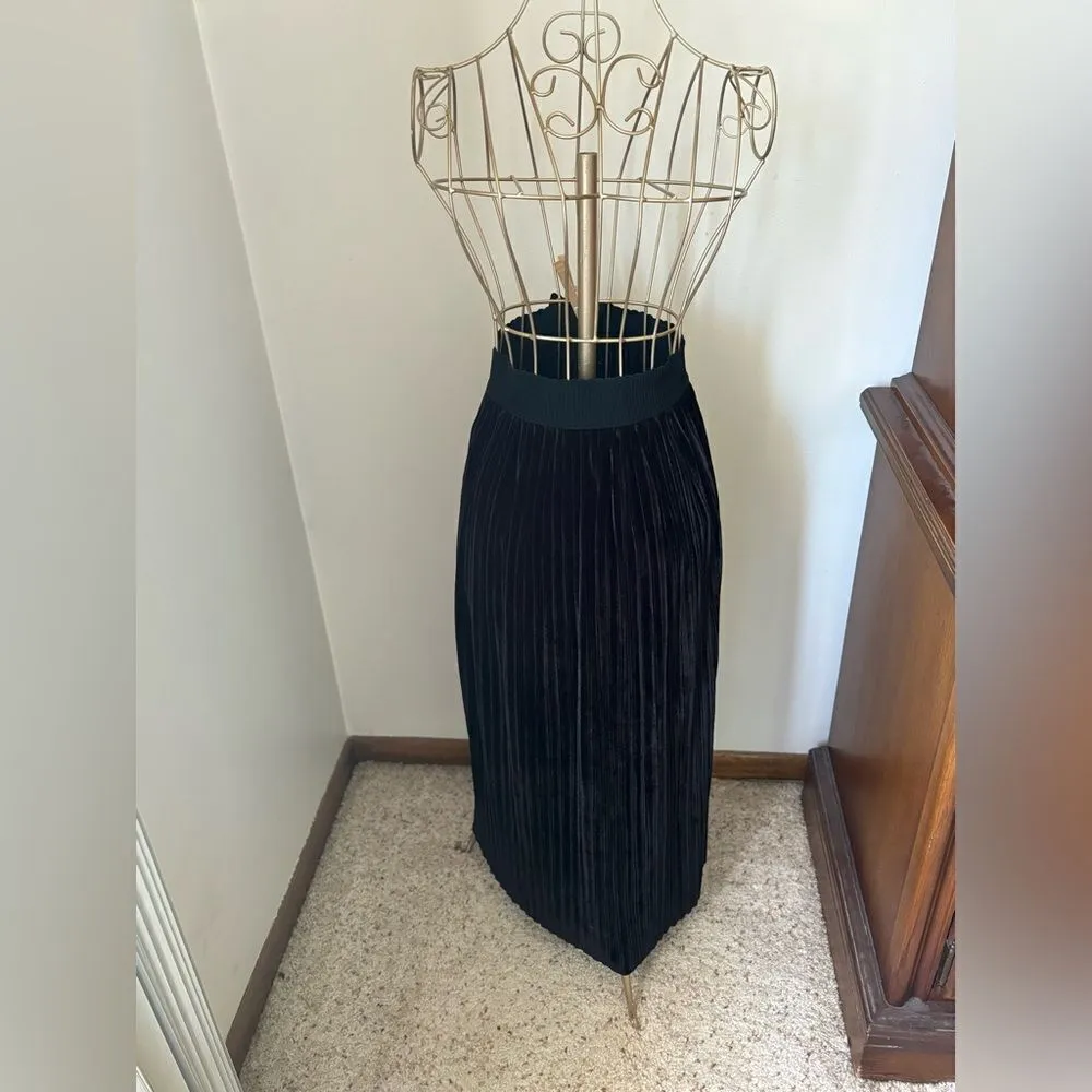 NWT Coco + Carmen black velvet pleated midi skirt size S/M witchy Wednesday - Image 9