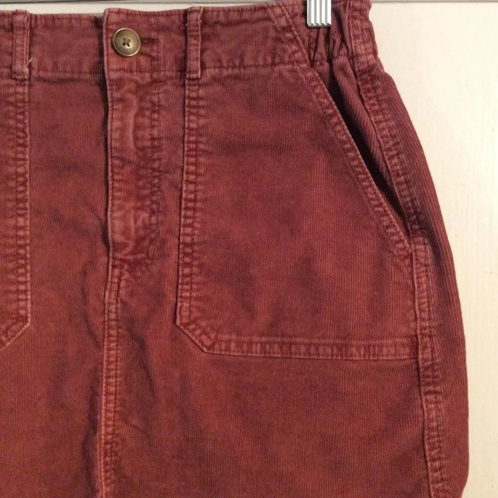 American Eagle Super stretch size 6 mini skirt corduroy look dark pink pockets - Image 2