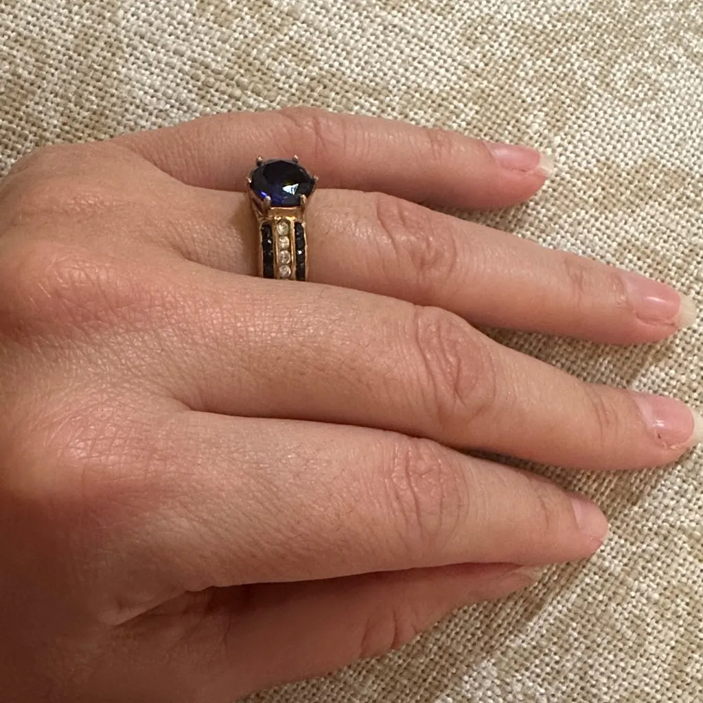 Elegant Gold and Blue Stone Ring - Image 7