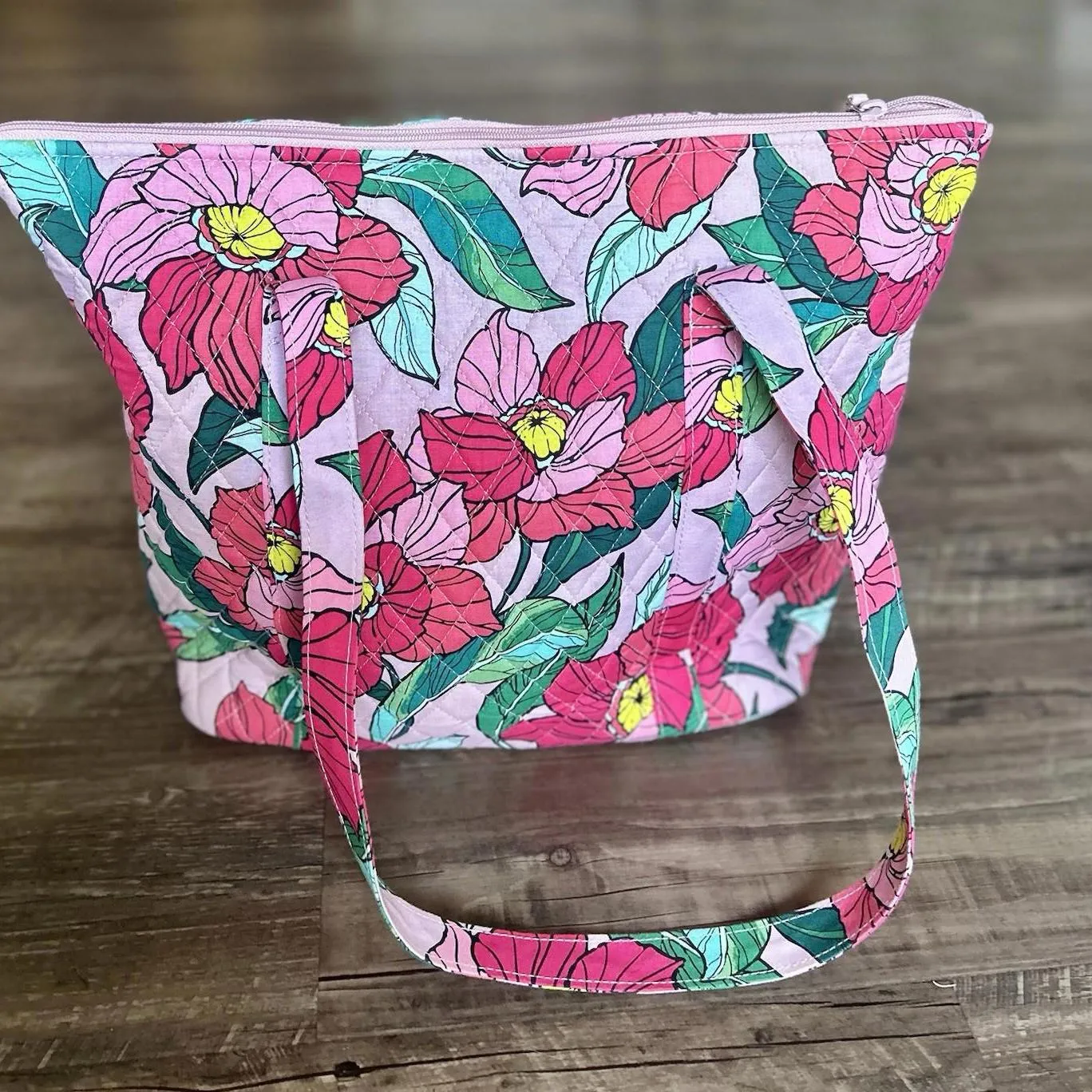 Vera Bradley Villager Tote in Vintage Floral, Excellent Condition - Image 2