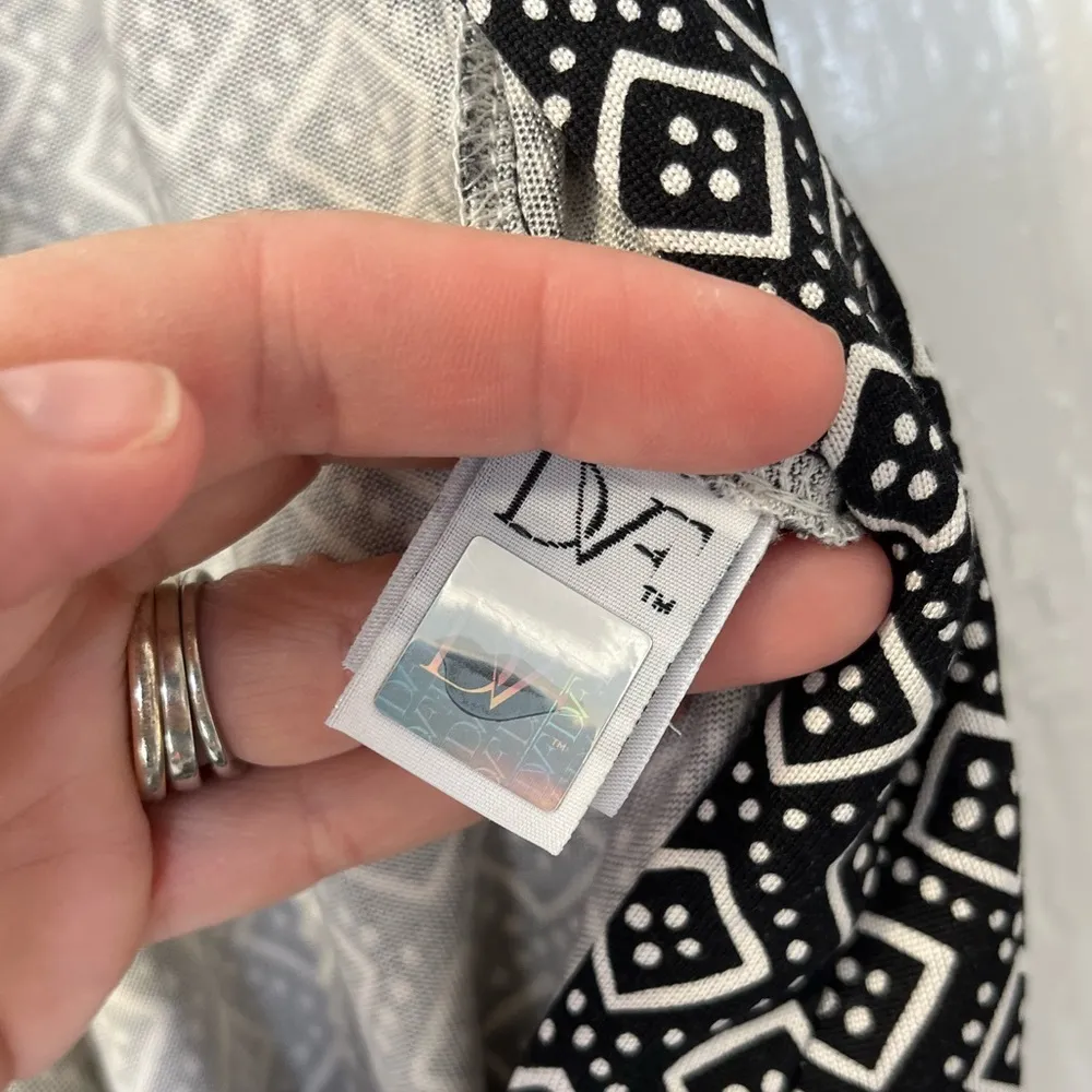 DVF Silk Gemoetric black and white  Jeanne wrap dress size 2 - Image 5