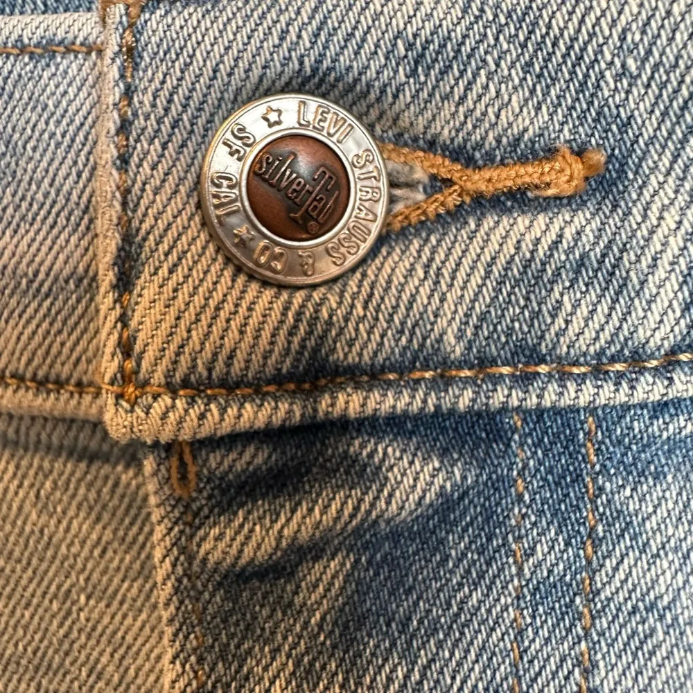 Levi’s Silvertab Mom Jeans 27x27 Baggy Distressed Light Wash - Image 3