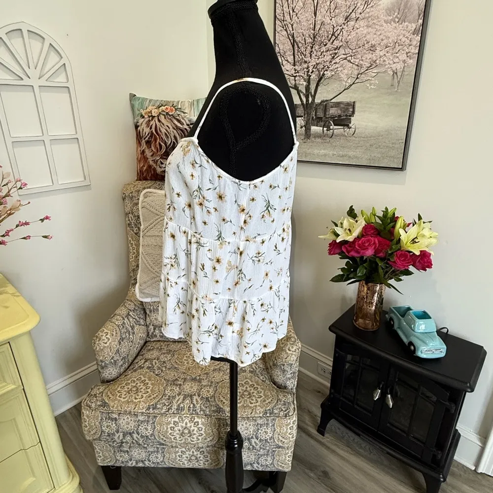 Paper Crane  White Sleeveless Buttoned Camisole - Image 6