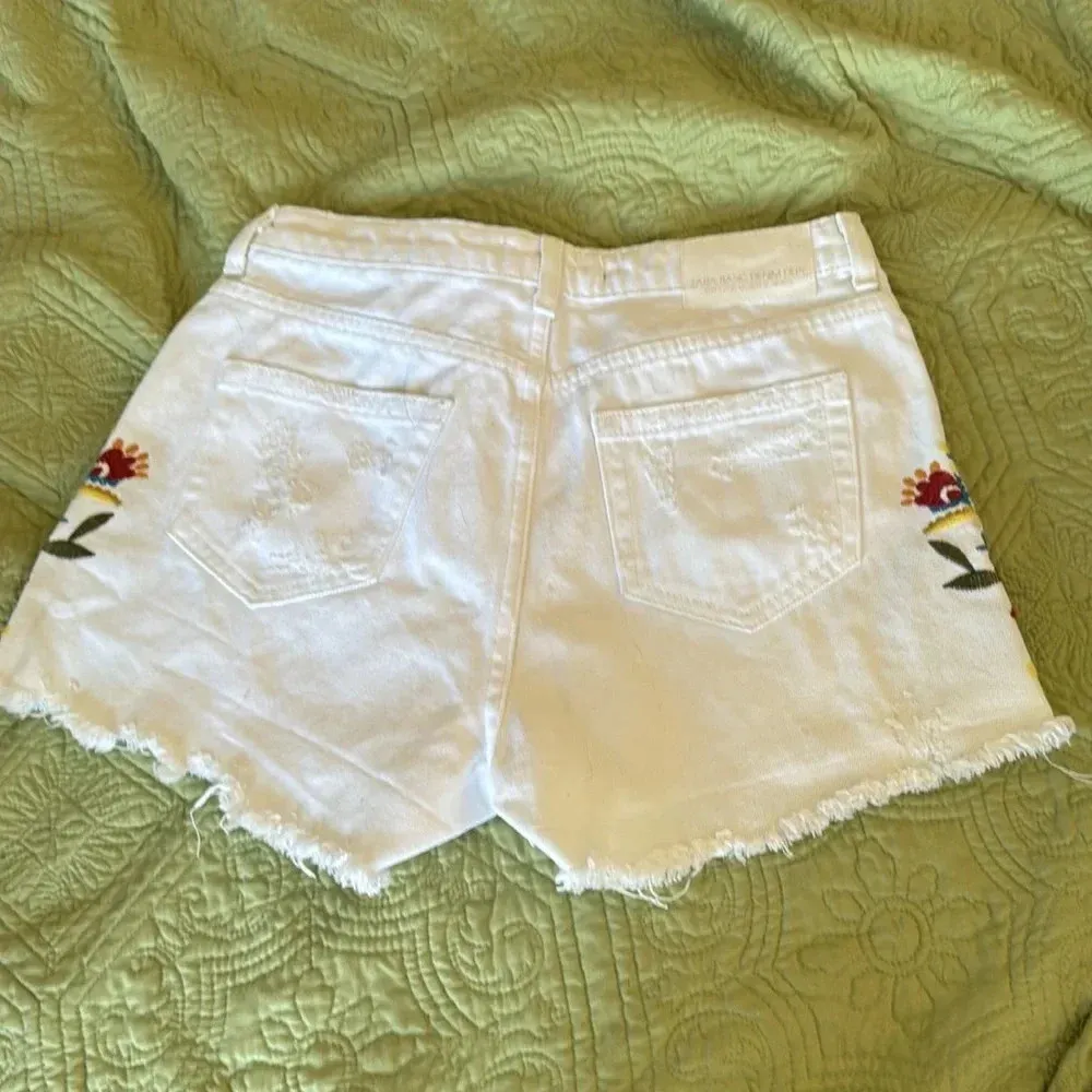 White Zara embroidered floral shorts size 2 NWOT - Image 3