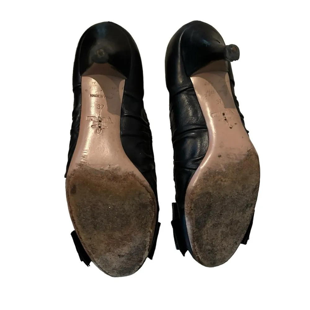 Prada Black Leather Bow Front Ruched Side Detail Classic Closet Staple 7 Pumps. - Image 6