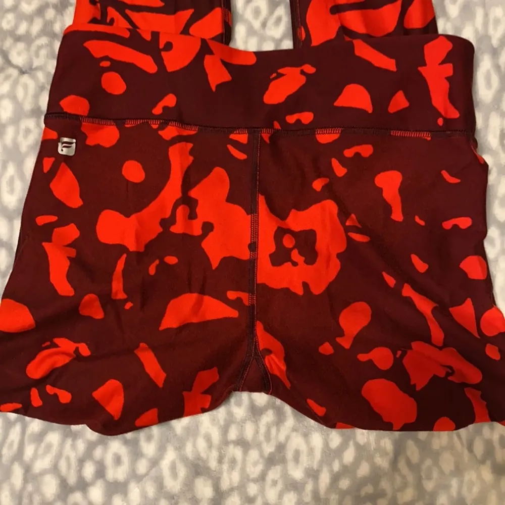 Fabletics mid rise PowerHold red print graphic leggings, size small tall - Image 7