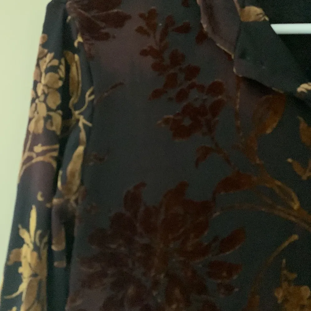 Jaclyn Smith Velvet embroidered Top - Image 2