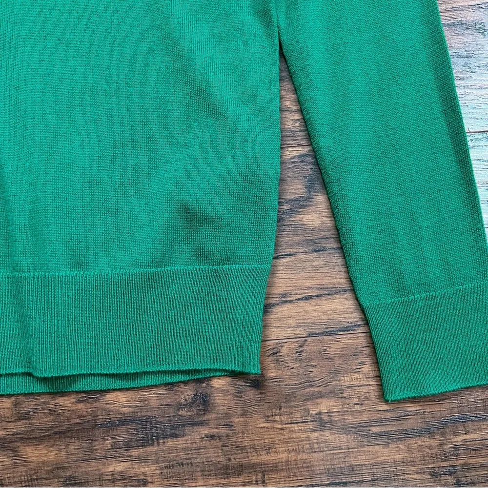 Banana Republic • Seamless Merino V-neck Sweater pullover Luscious Green wool - Image 7