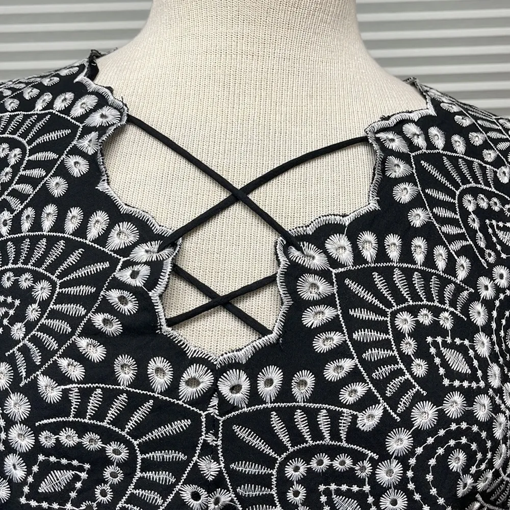 Laundry by Shelli Segal Black White Embroidered Eyelet Flutter Sleeve Top - Image 3