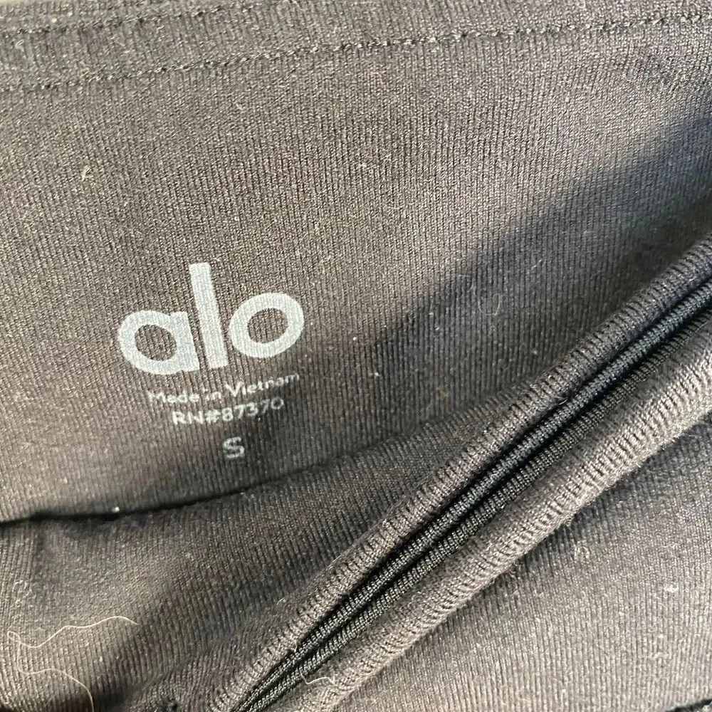 Alo Yoga Charm Capri‎ Leggings Cropped Laser Cut Mesh Stretch Black Size Small - Image 8