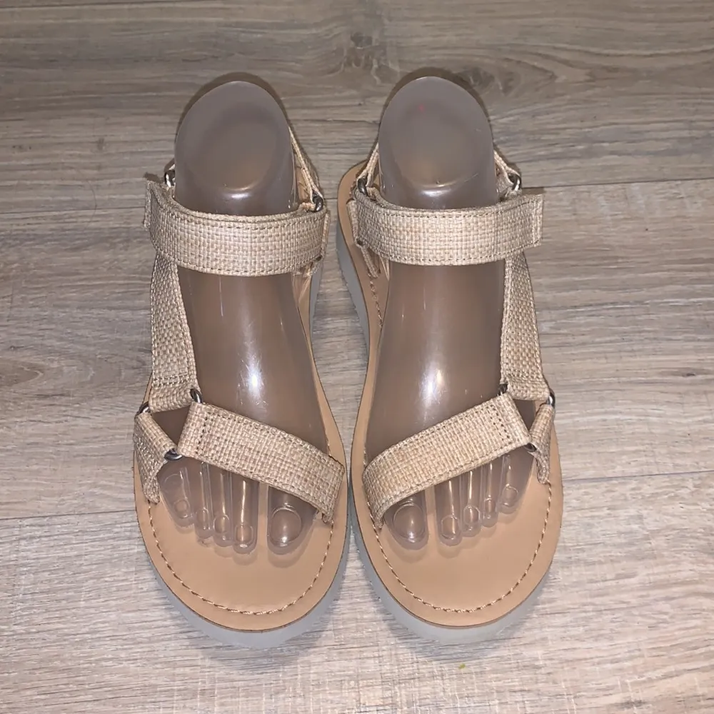 Universal Threads Universal Thread nude summer low platform sandals - Image 2