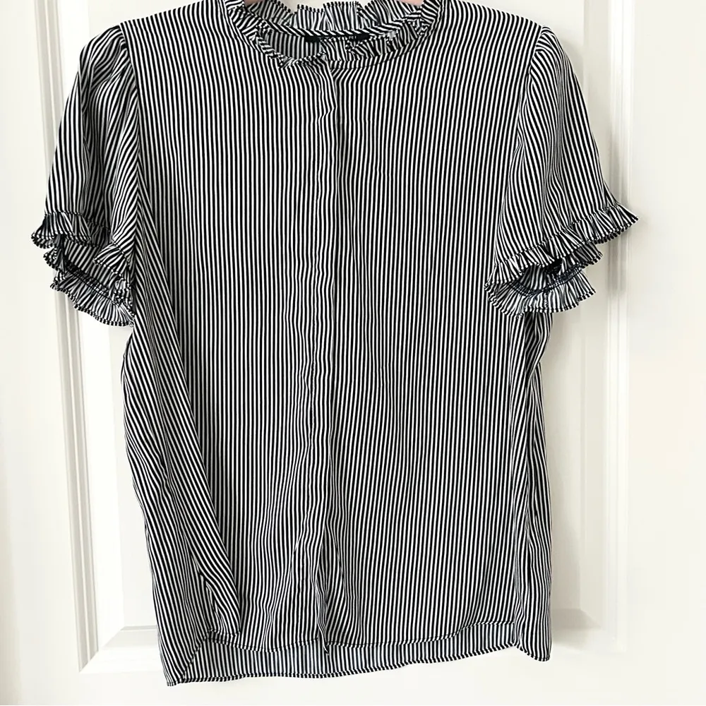 T Tahari Navy and White Stripe Button Down Blouse Large NWT - Image 3