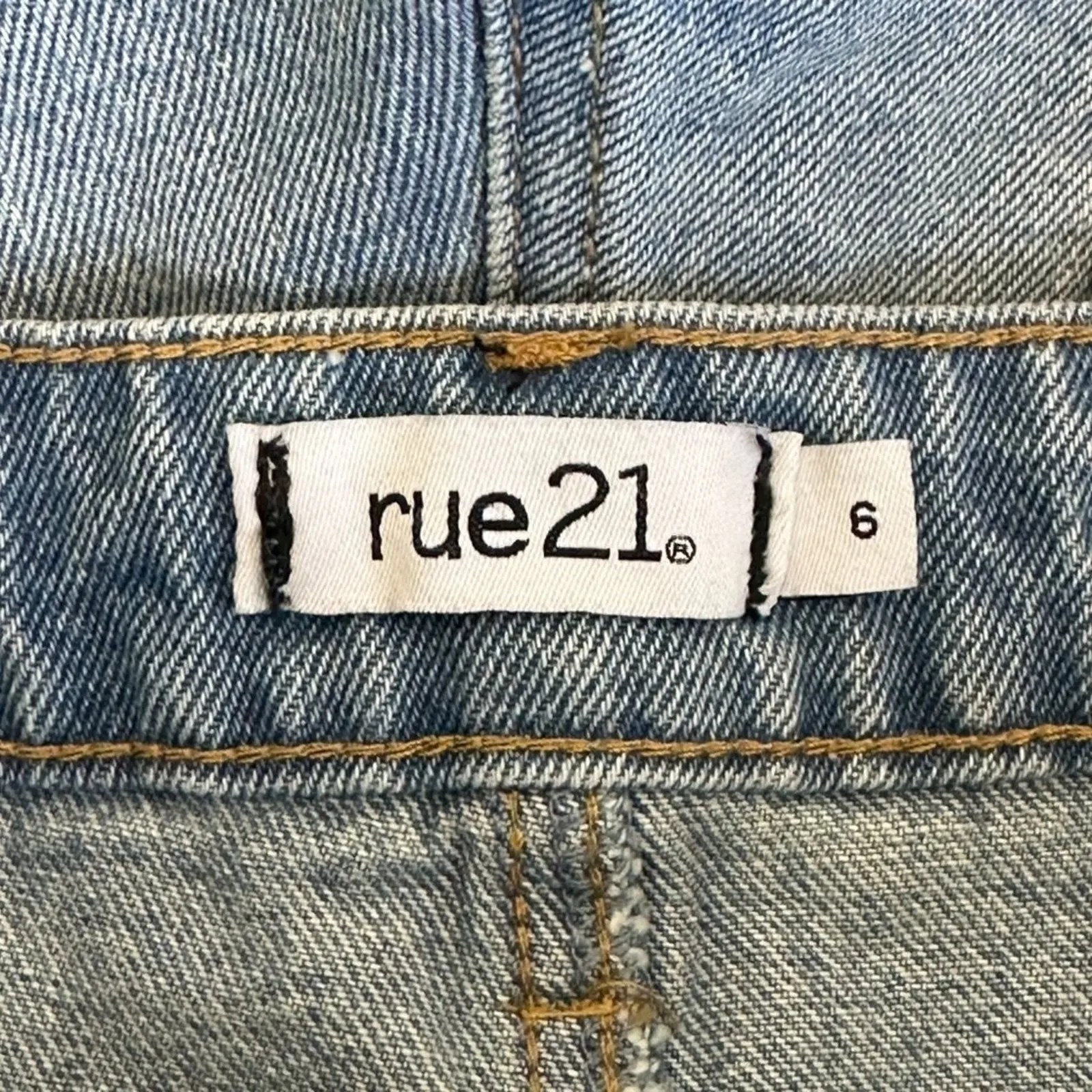 NWT Rue21 Denim Shorts Womens 6 Light Wash Distressed Raw Hem Festival Casual - Image 5