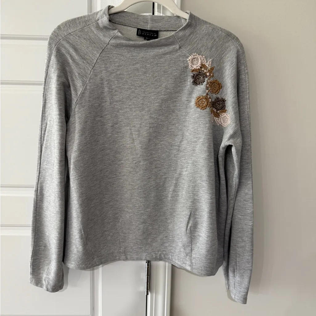 Bobeau Gray Sweatshirt with Embroidered Flowers Size M Mock Neck - Image 4