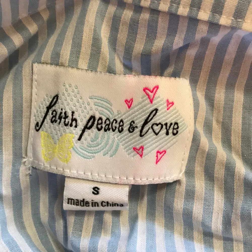 Faith Peace & Love NWOT pinstripe and ruffled top Blue - Image 3