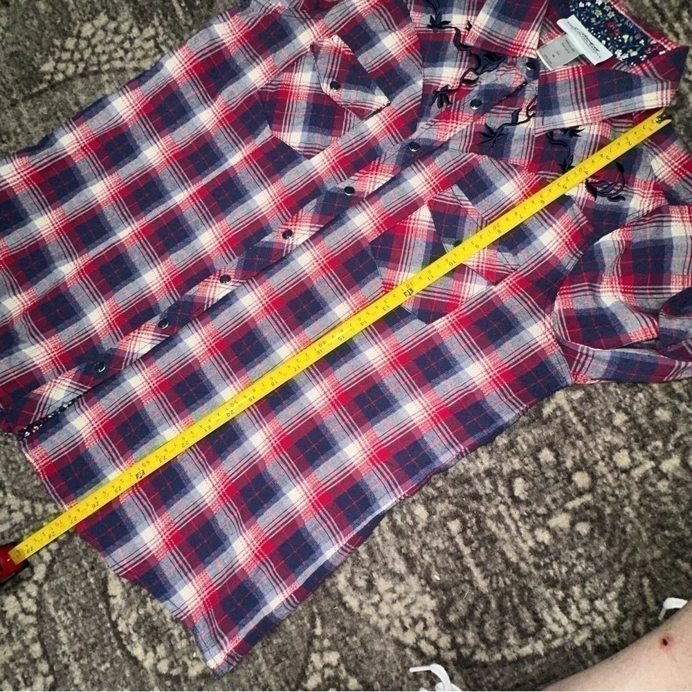 Back in the Saddle Women’s Size M Red White Blue Plaid Snap Up Embroidered Shirt Size M - Image 7