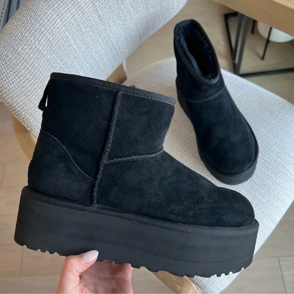 New Anthropologie + UGG Classic Mini Platform Boots - Black - Image 4