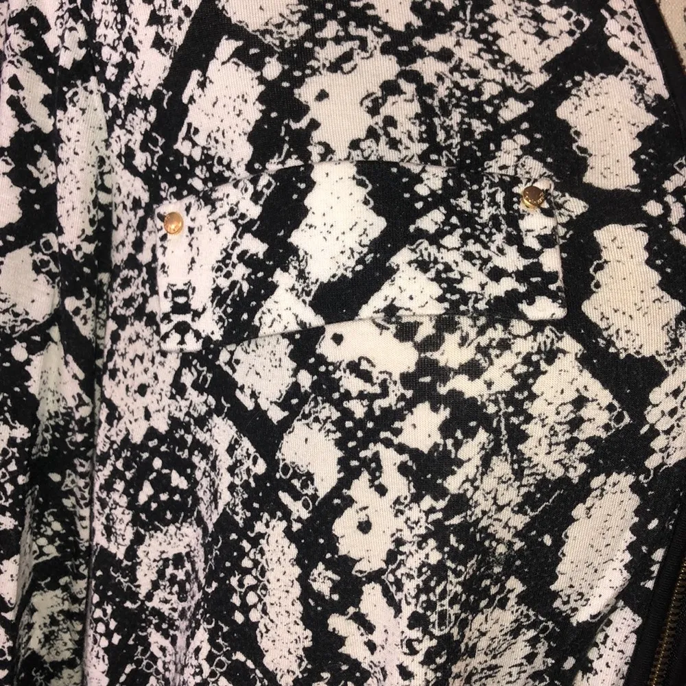 LAST CHANCE 💄 Calvin Klein Zip Up Shirt, size Medium - Image 3