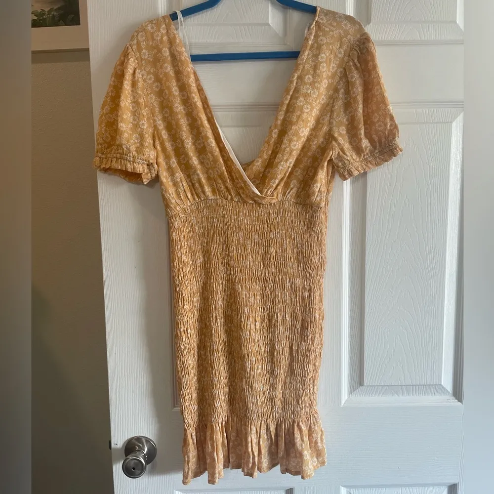 NWT Lumiere Urban Outfitters smocked mini dress yellow floral size large - Image 4