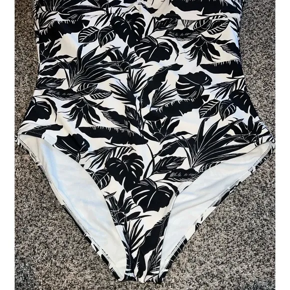 Old Navy Women's white with‎ black leaves strapless one piece swimsuit size XL - Image 7