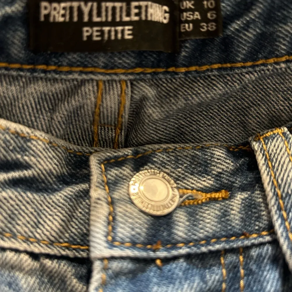 Pretty Little Thing Ripped Jeans - Image 4