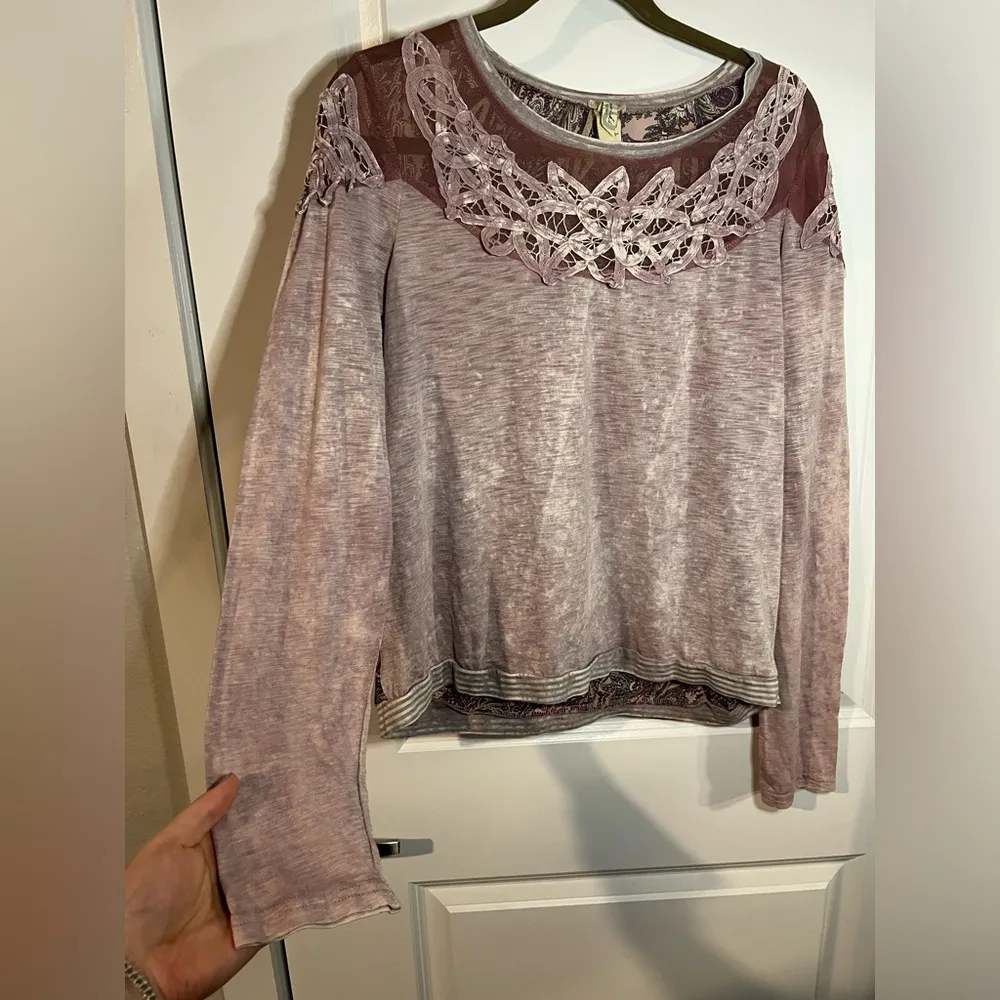 Buckle Gimmicks Collection Mauve Mesh Paisley CrissCross Long Sleeve Size Large - Image 3